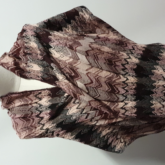Zig zag patterned black maroon white Scarf - Picture 5 of 6